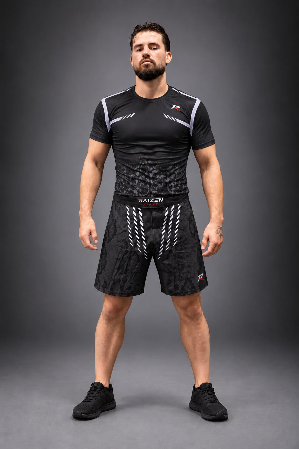 Tenue RAIZEN : t-shirt noir et gris argenté avec short noir et anthracite